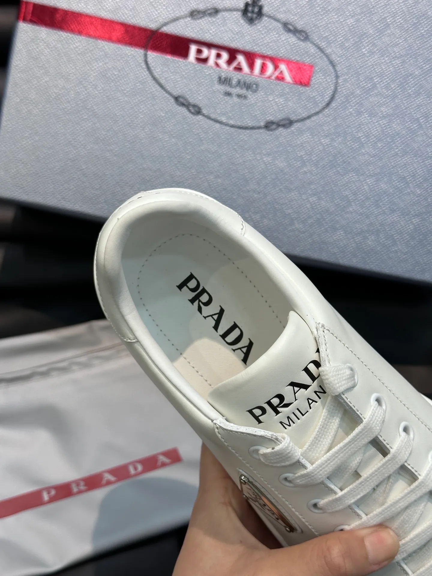 Men's shoes 💰p360 "Men's shoes 💰pRAD*" Prada's new high-end men's casual sports shoes. This leather sports shoe uses calfskin upper. The body of the shoe interprets the Prada letter brand logo from multiple angles. The brand logo is embellished on one side of the upper, all explaining the brand style. Sheepskin lining, lightweight, comfortable and durable! Size: 38-44